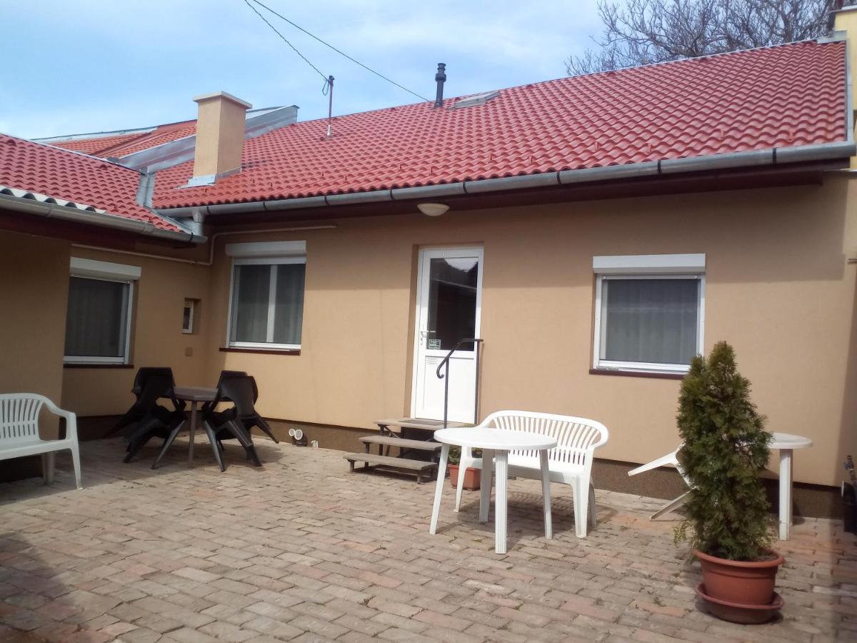 Start Apartmanok Печ Экстерьер фото